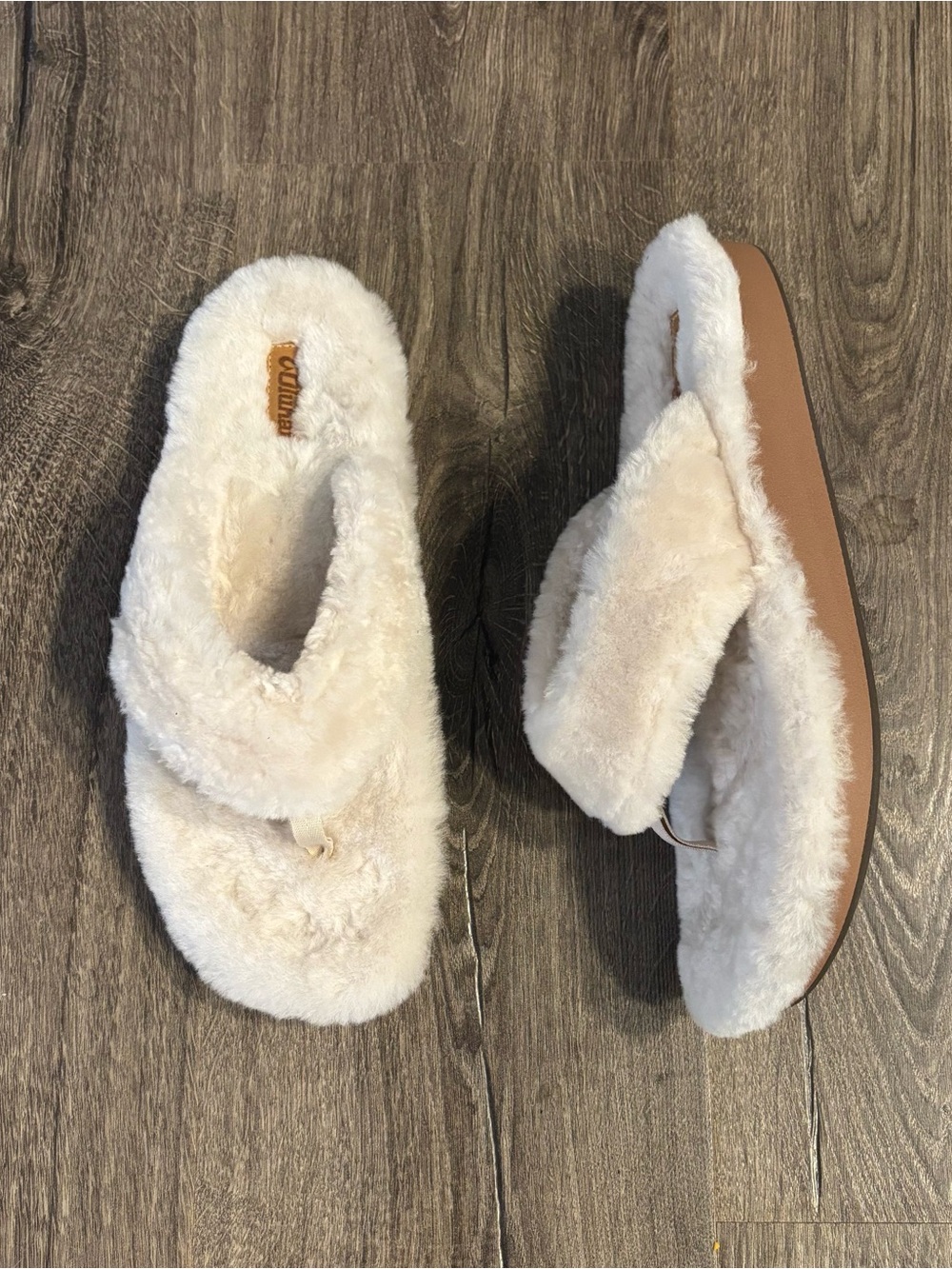 OluKai Kīpe'a Heu Fuzzy Cream Slipper Sandals NWOT Women’s size 11